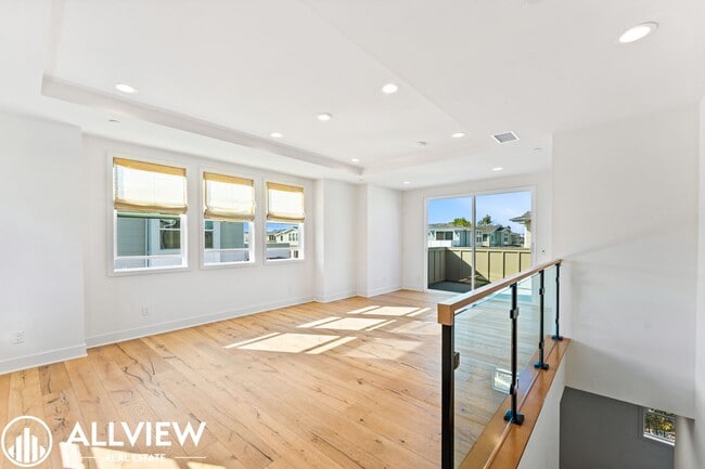 Building Photo - Coastal Modern 5 Bed/4 Bath Home Available...