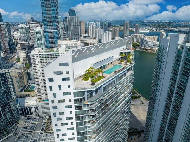 Building Photo - 1300 Brickell Bay Dr