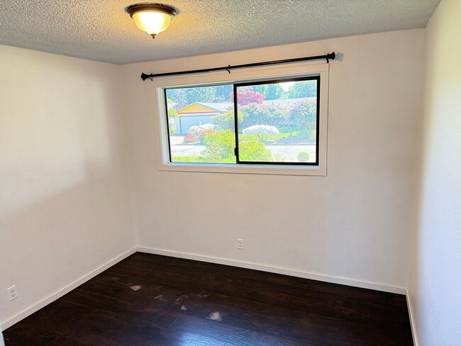Building Photo - Discover this 3-bedroom 2-bathroom house in a great neighborhood!