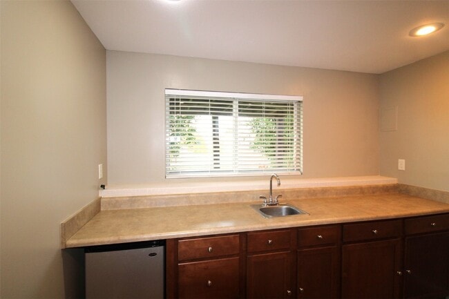 Building Photo - 207 Tyndale Dr