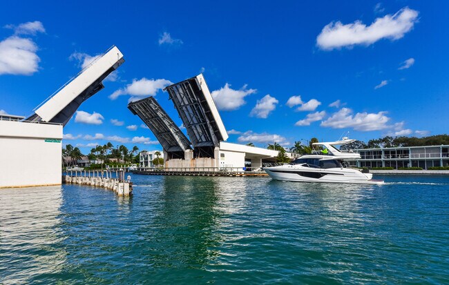 Building Photo - 485 E Royal Palm Rd