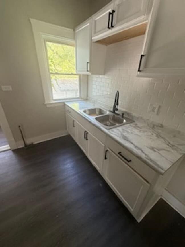 Building Photo - 390 East 152