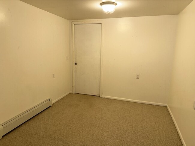 Building Photo - 2000+ sf home is in a great location, pet ...