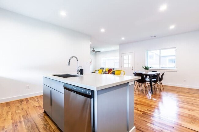 Building Photo - 1753 Pasadena St