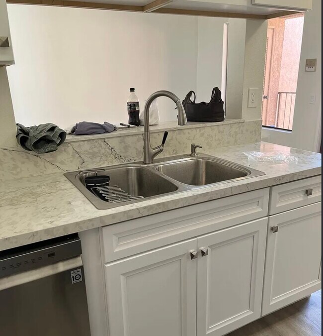 Kitchen sink - 4368 Marlborough Ave