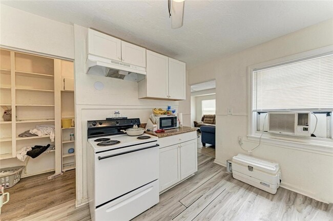 Building Photo - 1701 13th St W