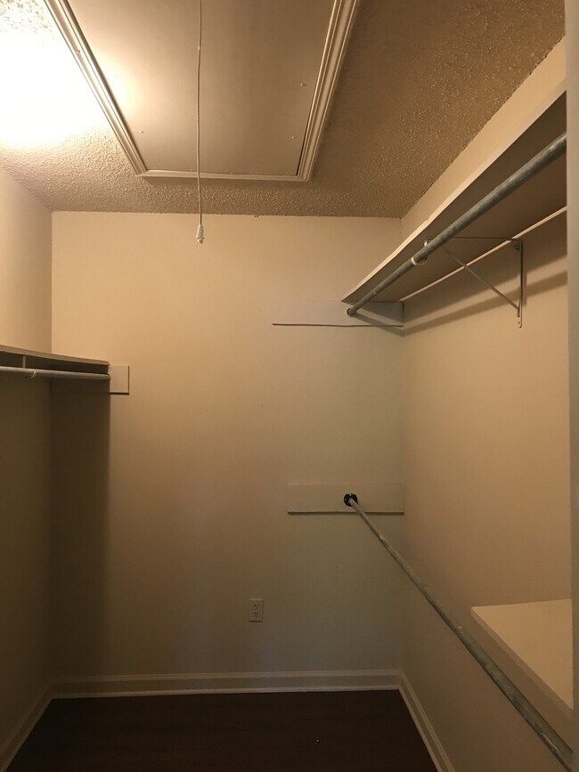 Building Photo - Beautiful Clean 3 bedroom, 2 Full Baths to...