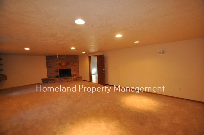 Building Photo - 3 Bedroom Duplex