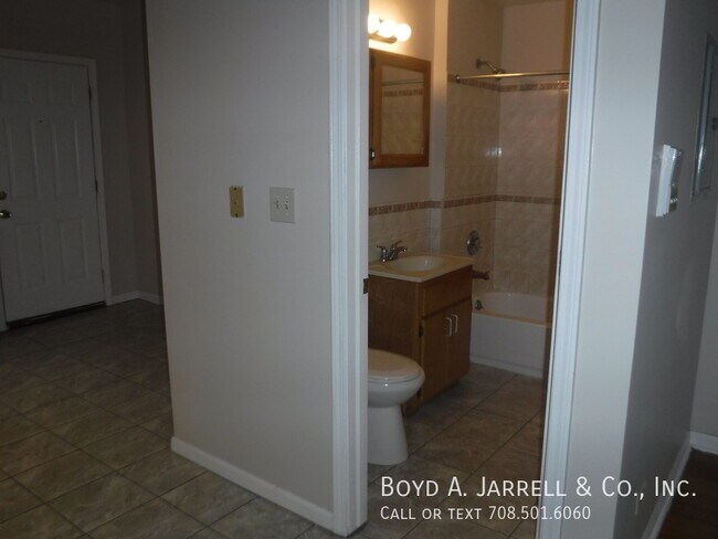 Building Photo - 5657 S Indiana Ave