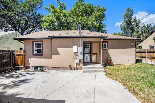 Building Photo - 2215 N Corona St