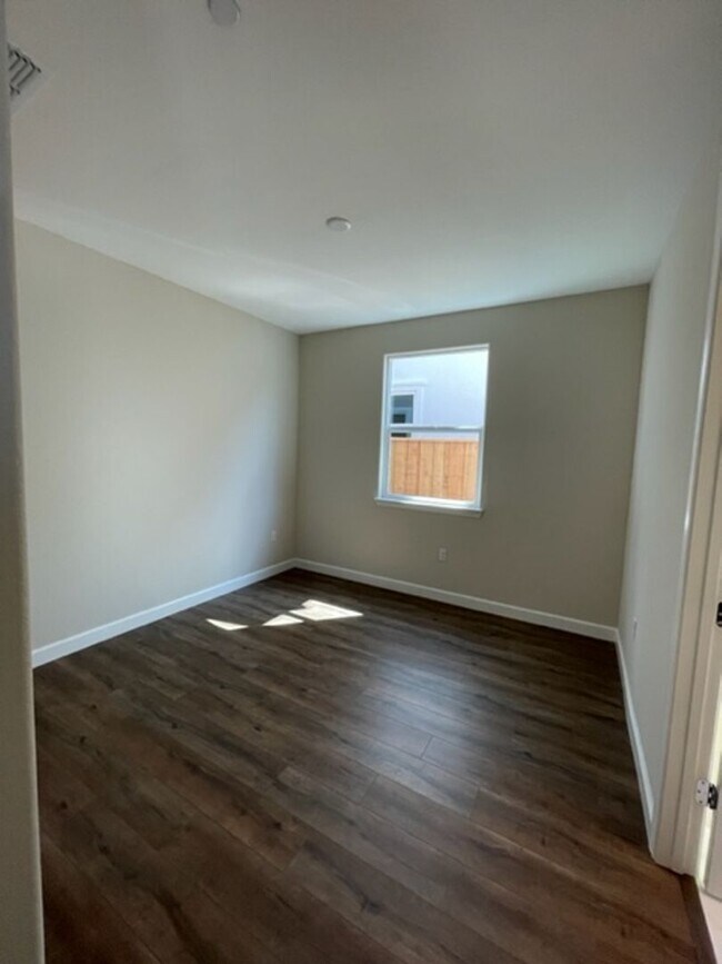 Building Photo - 3 Bedroom 2 Bathroom
