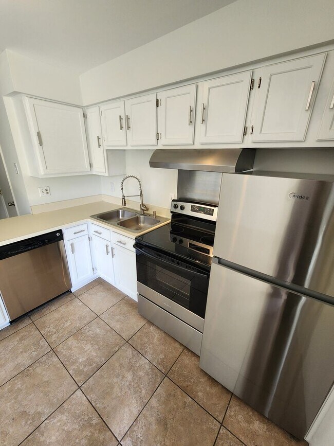 Building Photo - Canterbury Townhomes