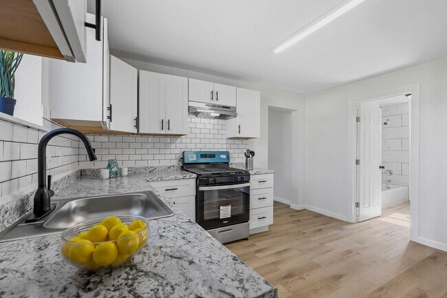 Building Photo - BEAUTIFUL- UPDATED 3 bedroom 1 Bath in Cle...