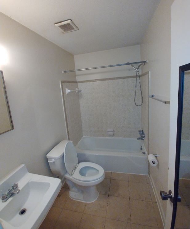 Building Photo - Cozy 1 Bedroom / 1 Bathroom at Wilshire Villa