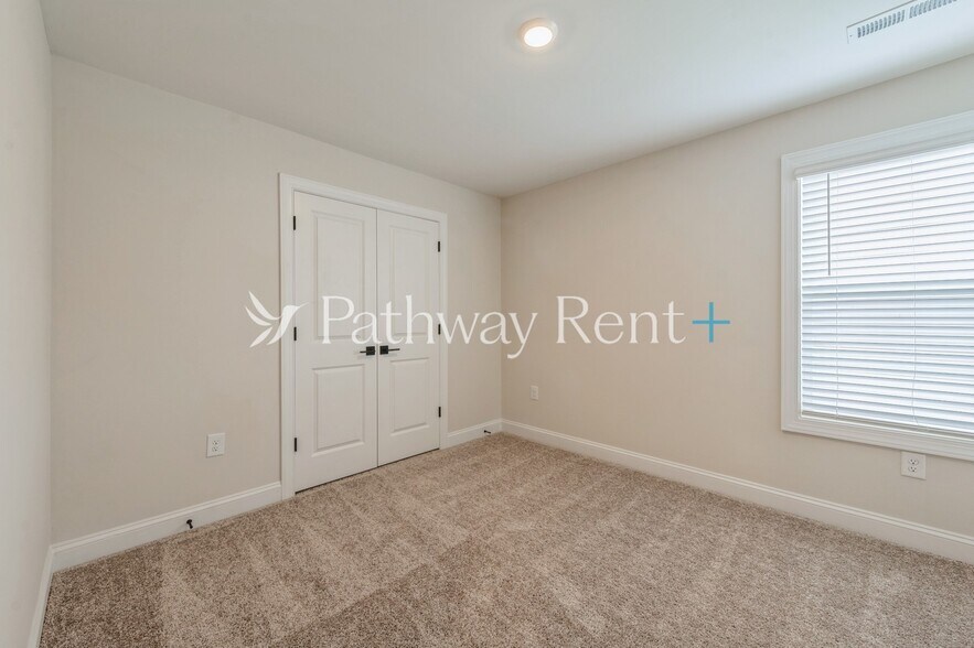 Building Photo - 112 Kennford Trl