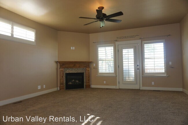 Building Photo - 4 br, 2.5 bath House - 222 E. Belle Glenn Cir