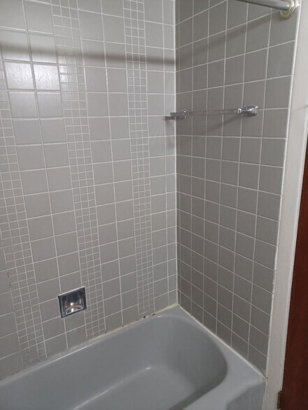 Primary Photo - 320 N Austin Blvd