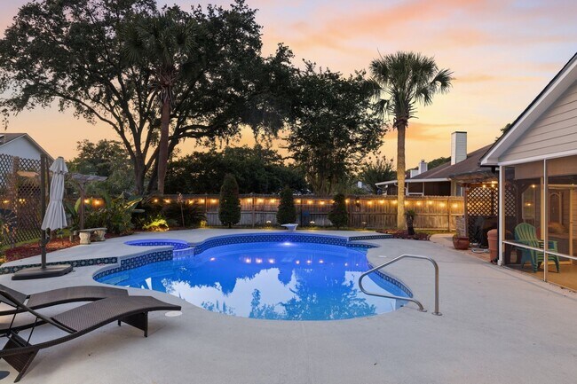 Building Photo - Pool Home