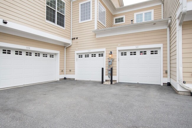 Building Photo - Spacious 3-Bedroom Townhome in Prime Ralei...