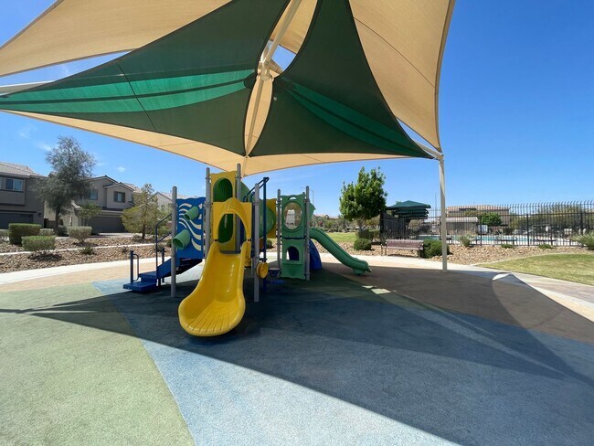 Building Photo - 3 BED 2.5 BATH 2 CAR GARAGE HOME w/ LOFT &...