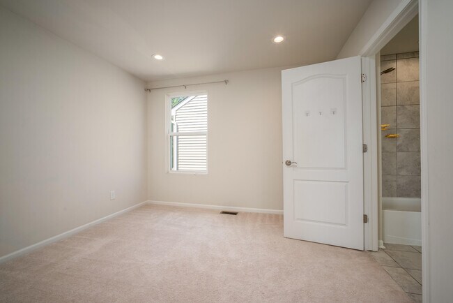 Building Photo - 2825 Dillon Dr