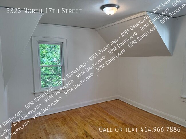 Building Photo - Stunning Newly Renovated 2-Bedroom Upper D...