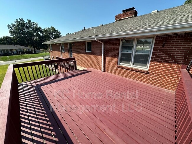Building Photo - 4901 N Flora Ave