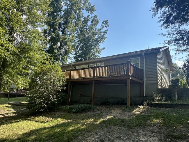 Building Photo - 157 Lakeview Dr S