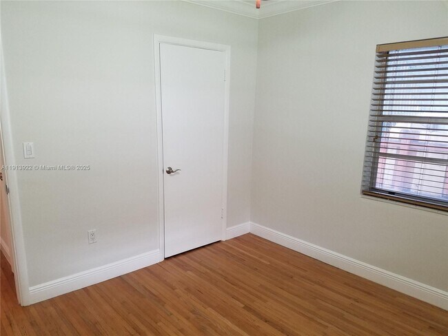 Building Photo - 3915 SW 60th Ave