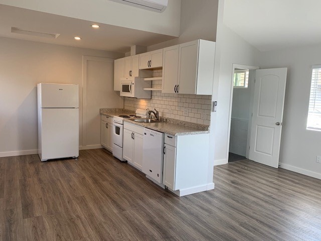Building Photo - Gorgeous Studio ~ Convenient Location in E...