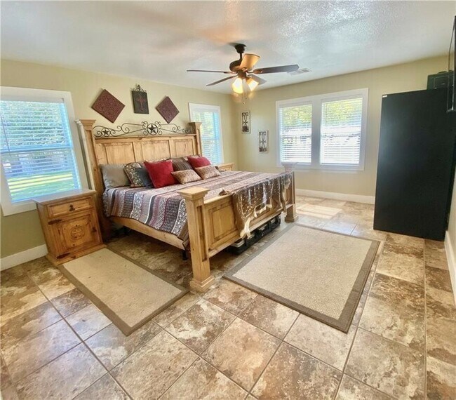 Building Photo - 441 Leaning Oak Trail