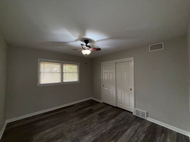 Building Photo - Spacious 3 Bedroom 2 Bath home AVAILABLE NOW!
