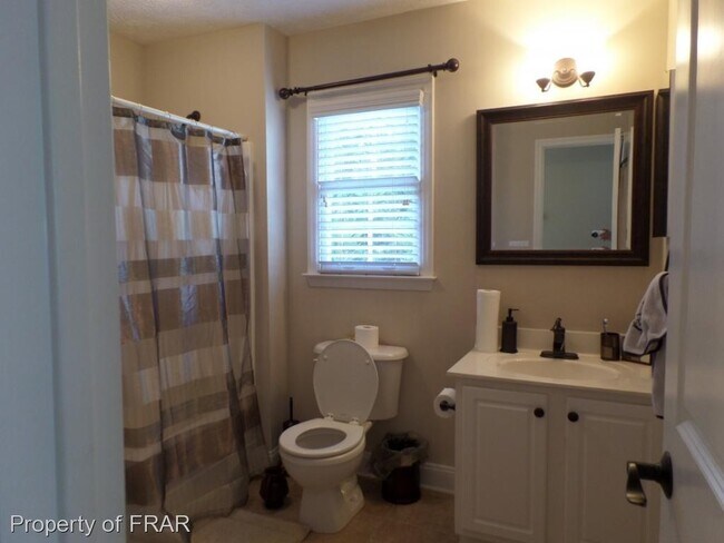Building Photo - 124 Highgrove Ct