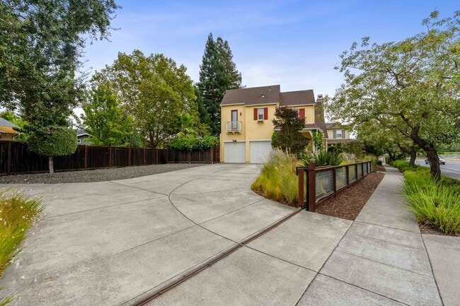 Building Photo - Spacious 3 Bedroom, 3 Bathroom Home with P...