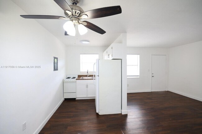 Primary Photo - 7200 W 11th Ct