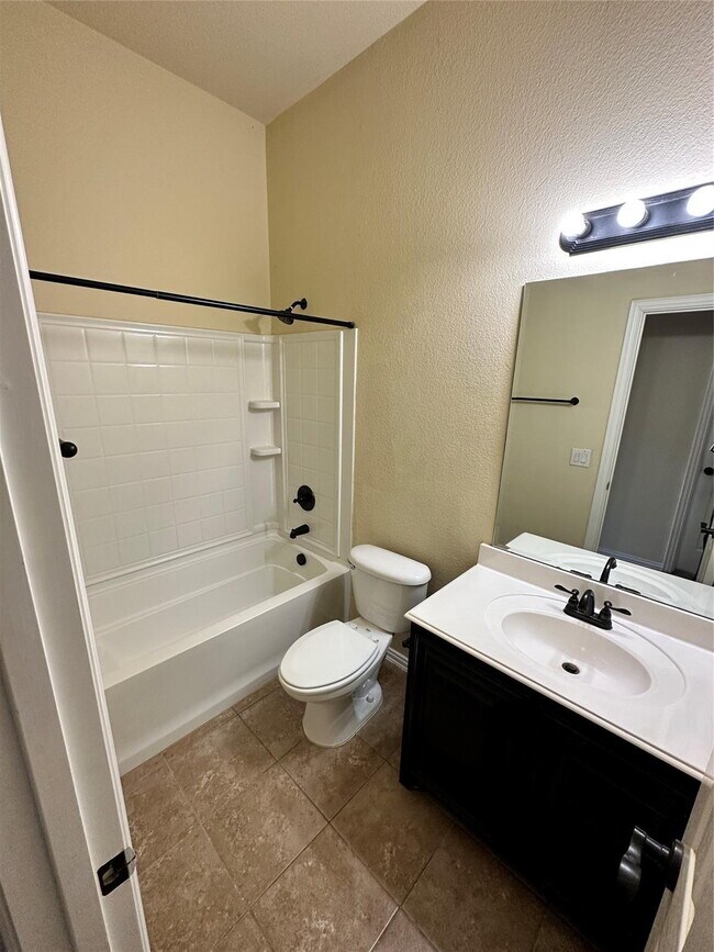 Building Photo - Stunning 3 Bedroom Home in Holland Meadows