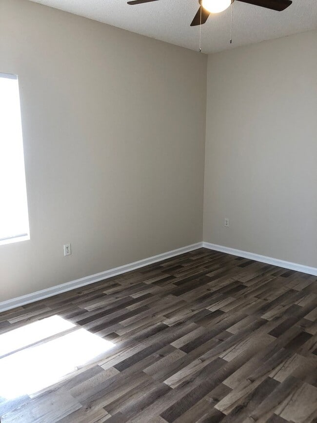 Building Photo - Large 5 Bedroom, 3 Bathroom Single Family Home