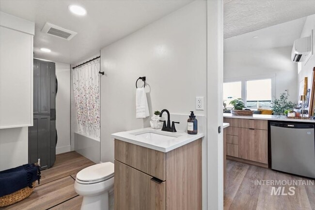 Building Photo - 362 London St