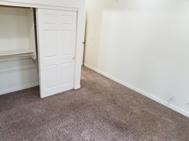Building Photo - Westside 4 Bed, 2.75 Bath Townhouse w/Gara...