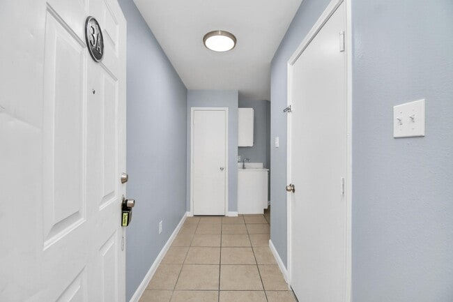 Building Photo - 10403 Shadow Oaks Dr
