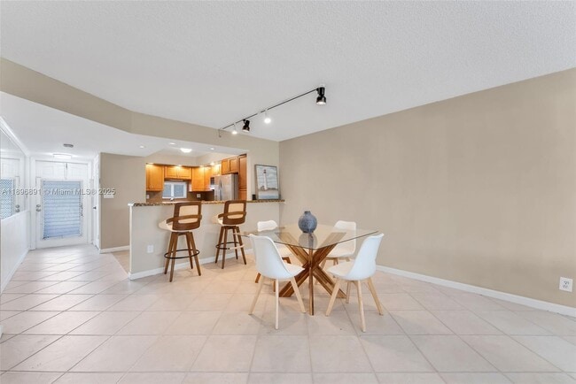 Building Photo - 9811 N Hollybrook Lake Dr