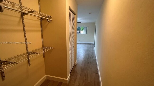 Building Photo - 2559 NE 10th Ct
