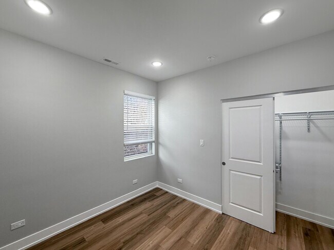 Building Photo - 6218 S King Dr