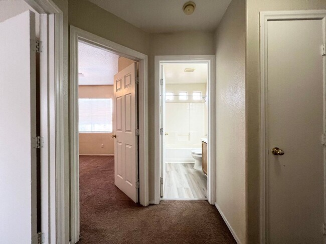 Building Photo - Beautiful 2 story single family house