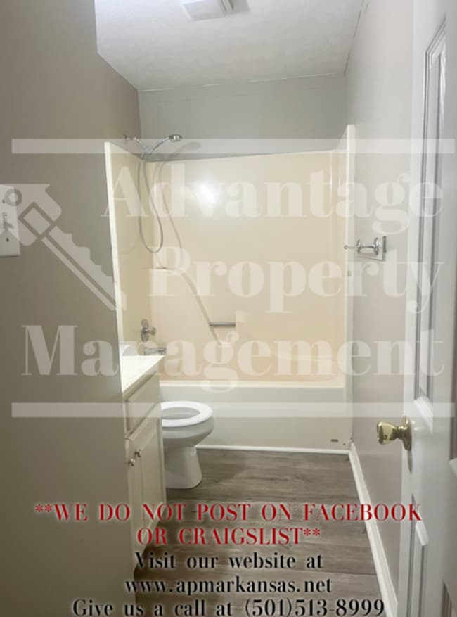 Building Photo - Charming Duplex in Greenbrier!