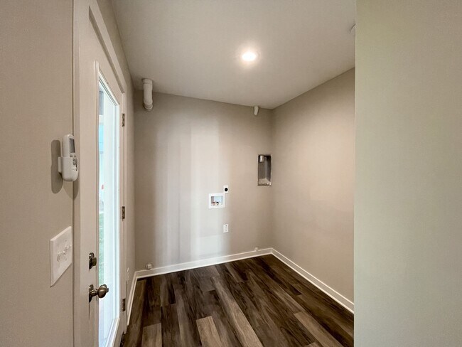 Building Photo - Beautiful Newer-Construction Cottage in So...