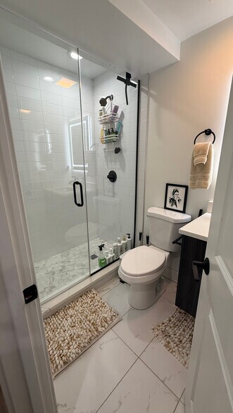 Building Photo - 2175 N Maplewood Ave