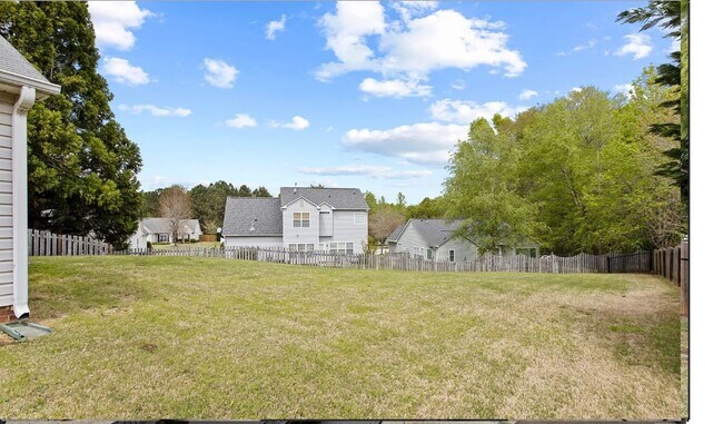 Building Photo - Spacious 3/2 Available Now!