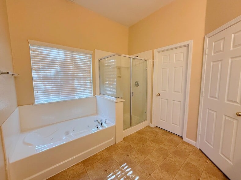 Building Photo - 405 Hearst Dr