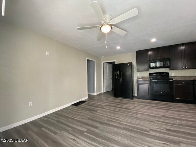 Building Photo - 215 N Oleander Ave